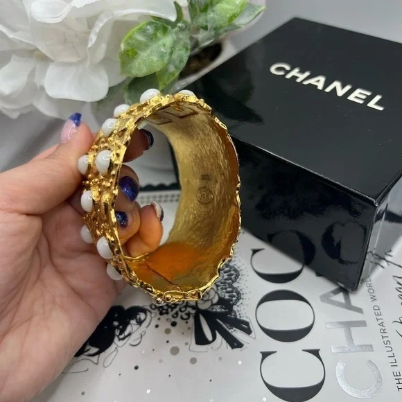 CHANEL Rare Vintage Gold Hinged Bracelet - Picture 4 of 10